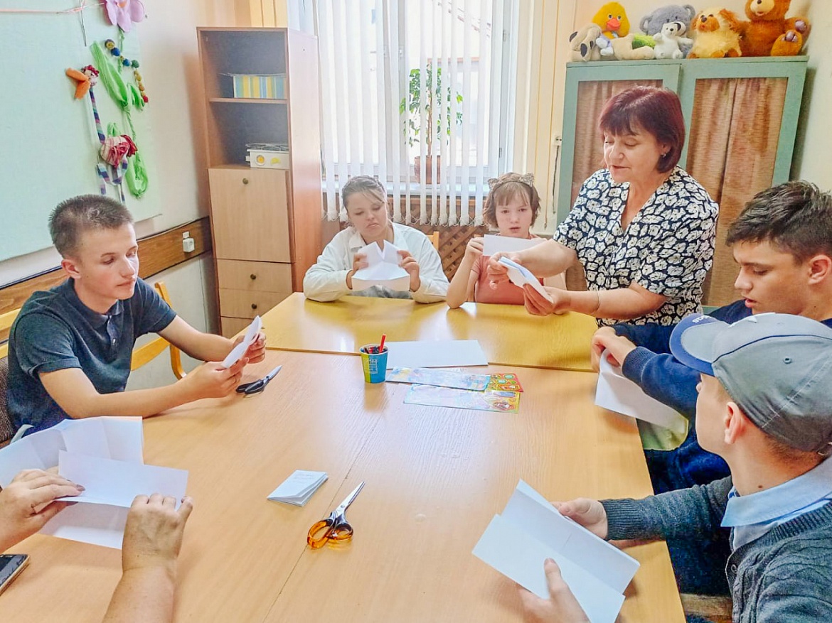 «Есть храм у книг — библиотека»: встреча участников книжного театра «Спасательный круг»
