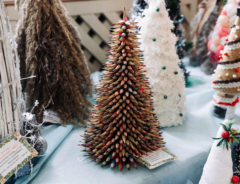 Выставка новогодних ёлок