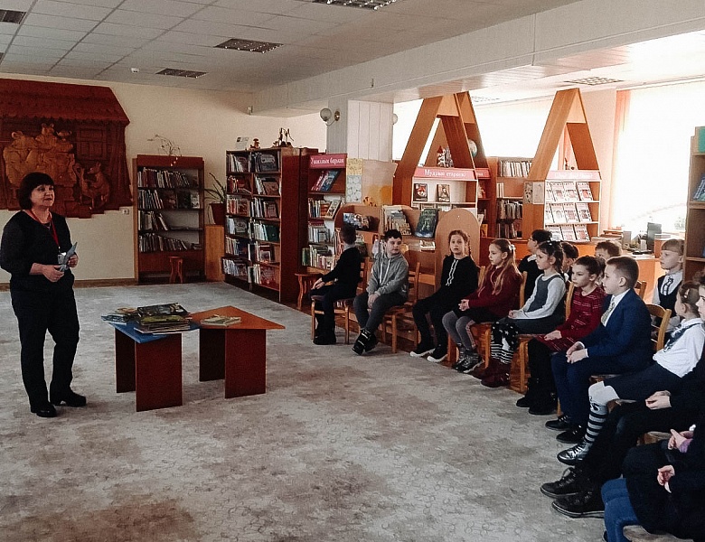 Занятие в литературно-образовательном клубе «Ліхтарык”