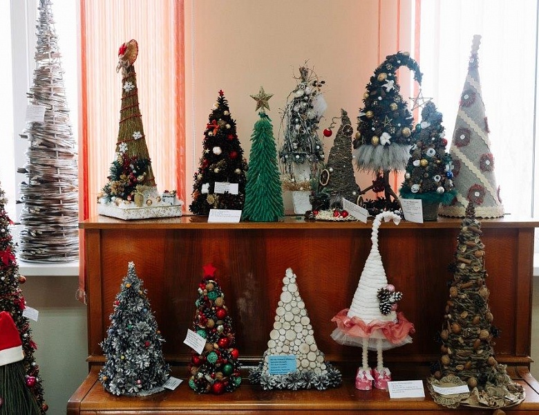 Выставка новогодних ёлок