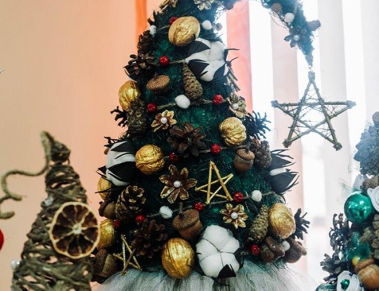 Выставка новогодних ёлок