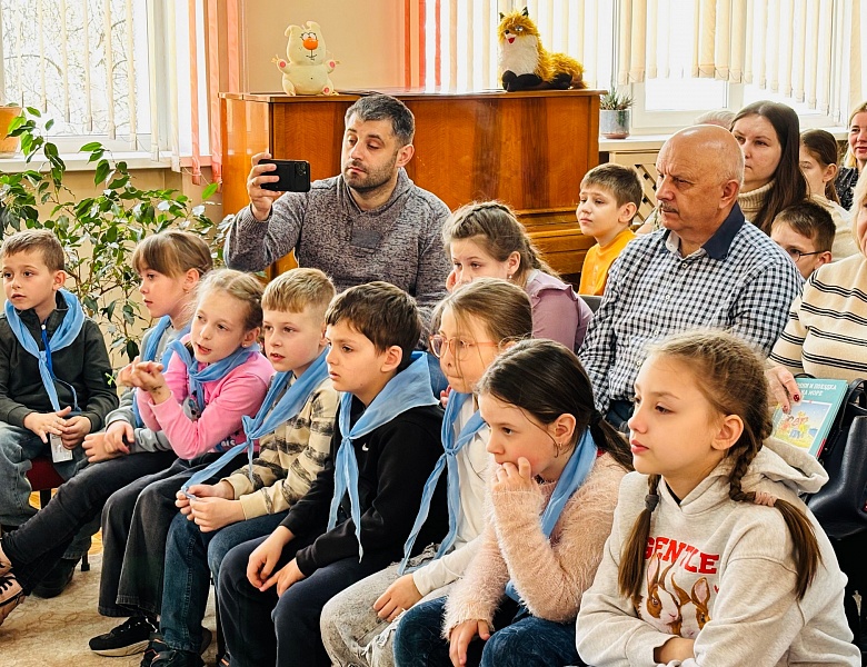 С книгой весело шагать