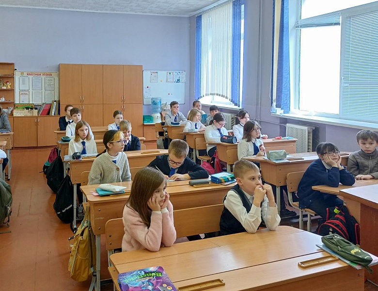 «Библиотека в чемодане» в СШ № 13 имени В. И. Хована