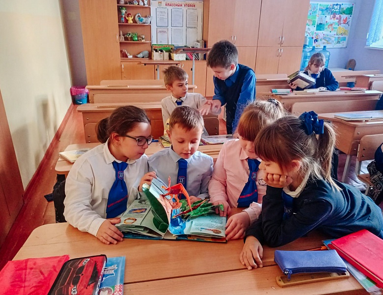 Час интересных сообщений «Сказки ёлочных игрушек»