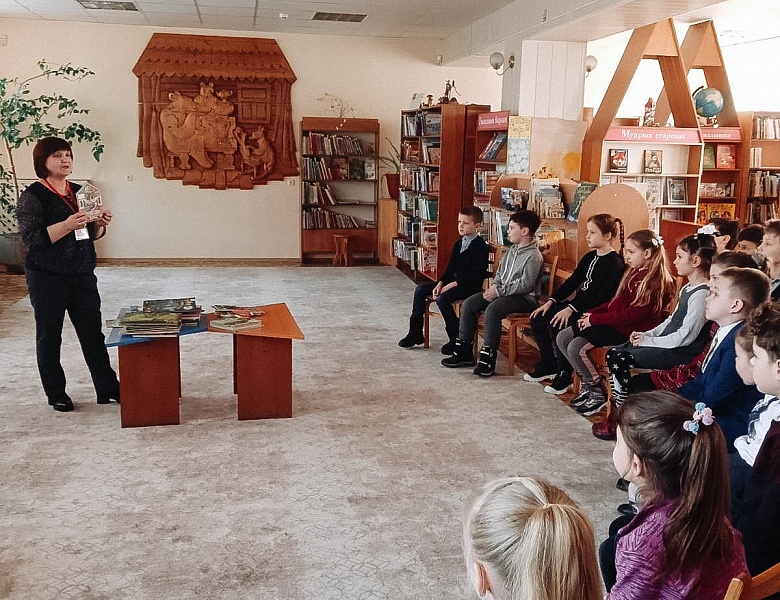 Занятие в литературно-образовательном клубе «Ліхтарык”