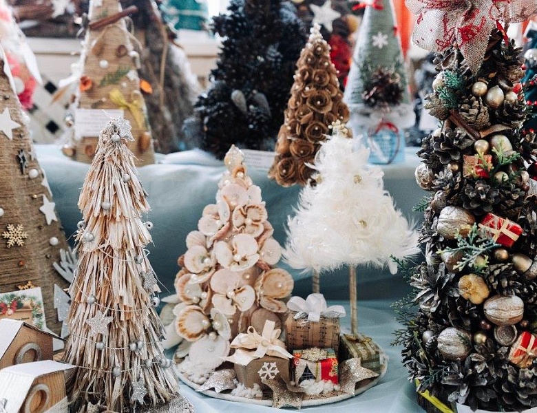 Выставка новогодних ёлок