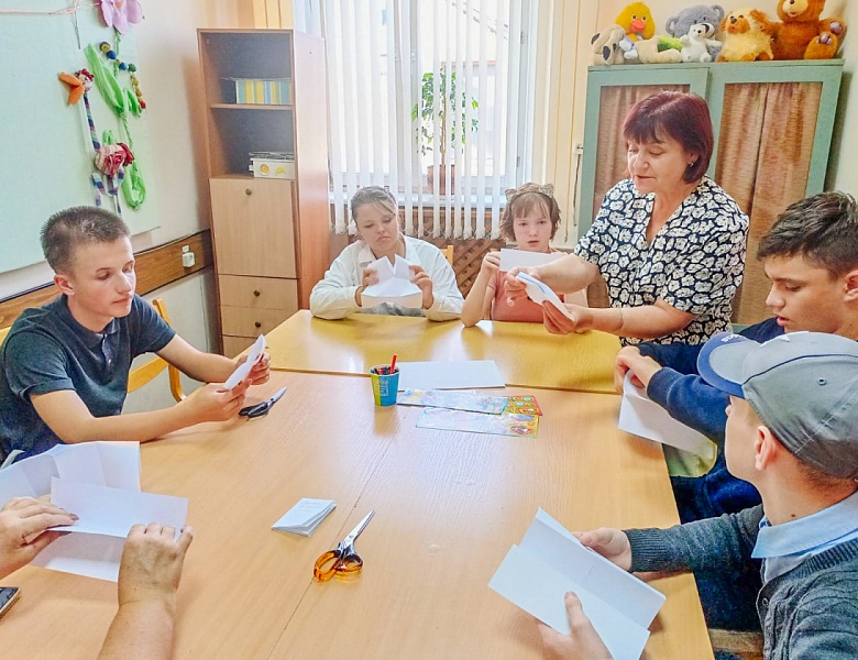 «Есть храм у книг — библиотека»: встреча участников книжного театра «Спасательный круг»