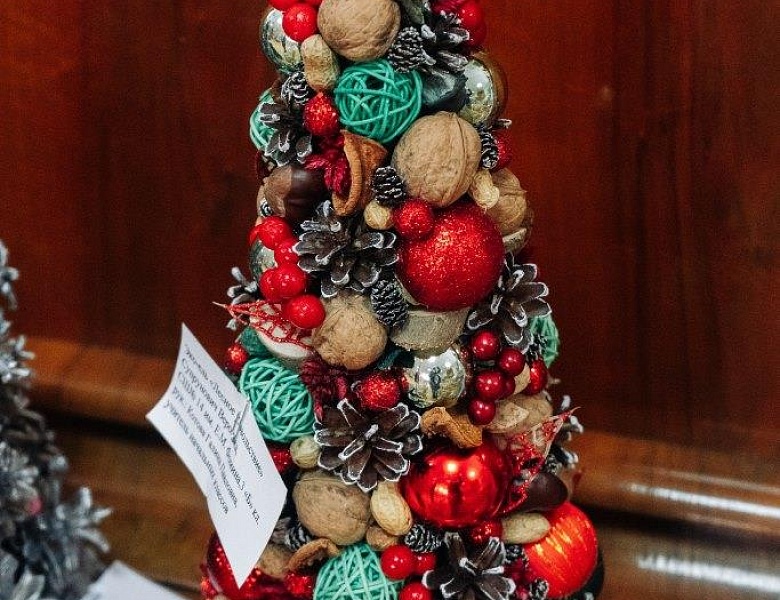 Выставка новогодних ёлок