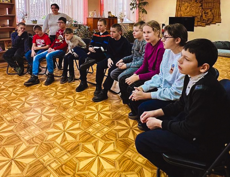 Новогоднее чудо в библиотеке: Проект «Спасательный круг» подарил детям 