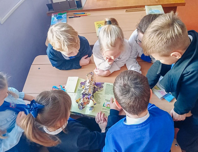 Час интересных сообщений «Сказки ёлочных игрушек»