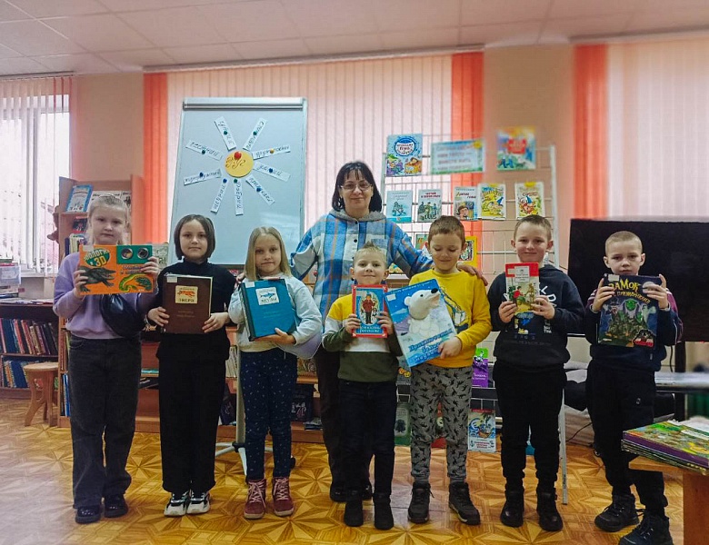 Первоклассники СШ д.  Клейники в гостях у детского отдела