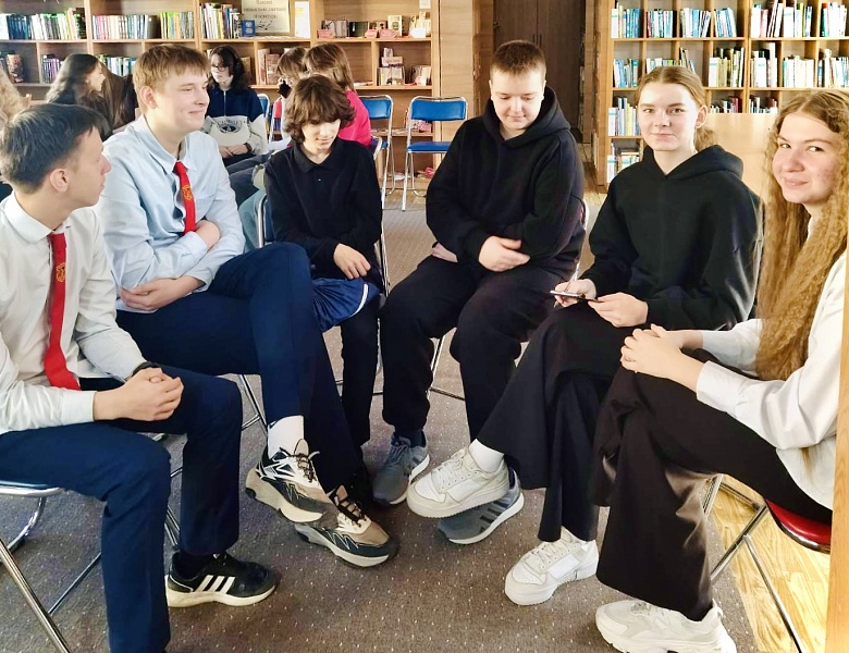 «Поэзия — музыка слов»: поэтический батл в юношеском отделе библиотеки