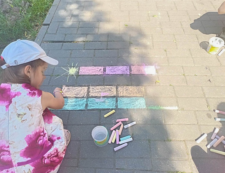 «Мы рисуем лето на асфальте»