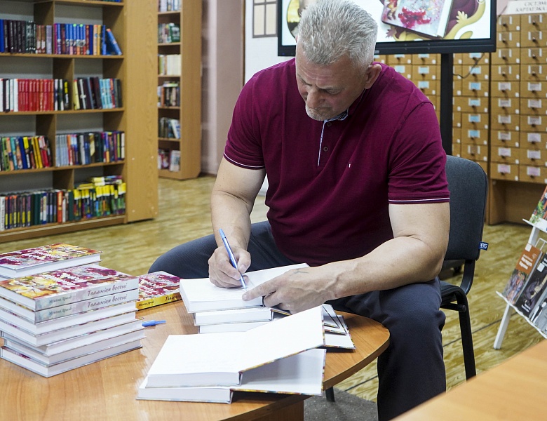 Ад ідэі да рэалізацыі: презентацыя новага зборніка вершаў і апавяданняў у юнацкім аддзеле