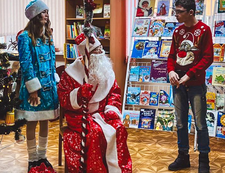 Новогоднее чудо в библиотеке: Проект «Спасательный круг» подарил детям 