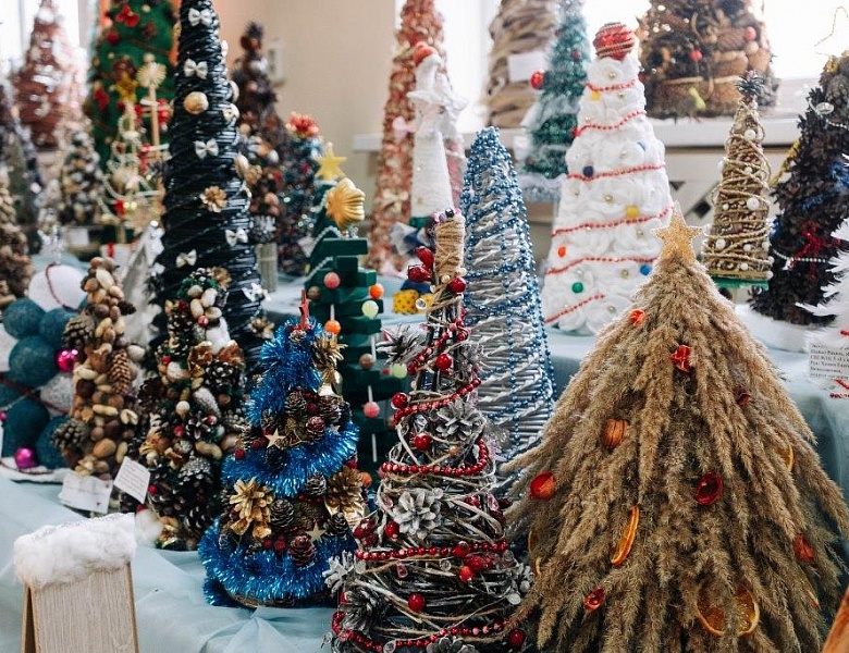 Выставка новогодних ёлок
