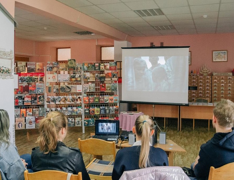 «Мальчик в полосатой пижаме»: книга + кино