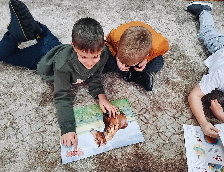 Улыбнулись книжки, к ним пришли детишки