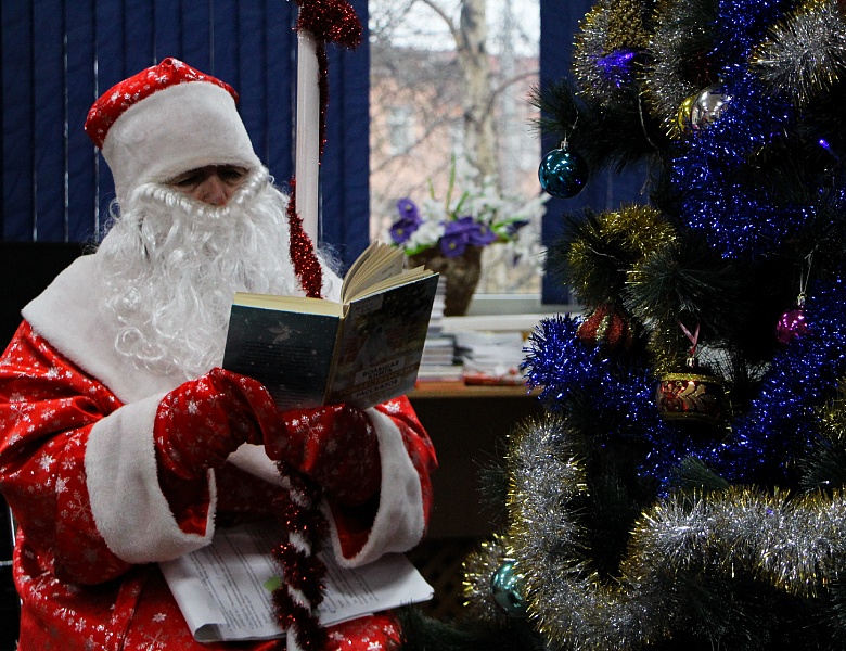 НОВОГОДНИЙ ПРАЗДНИК В БИБЛИОТЕКЕ 