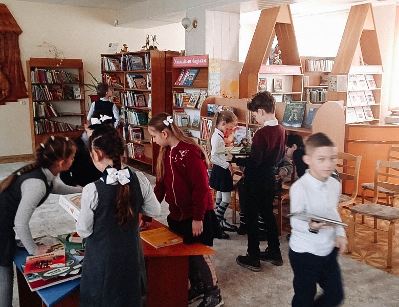 Занятие в литературно-образовательном клубе «Ліхтарык”