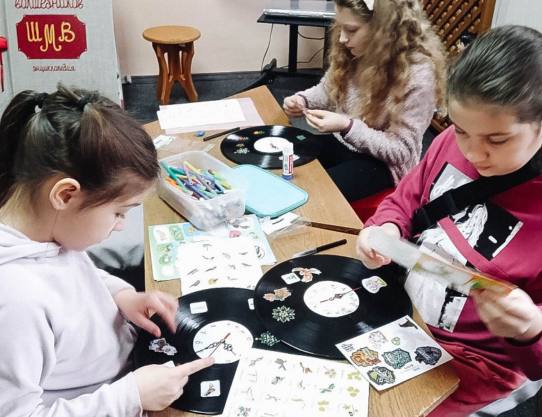 Новогодние часики: занятие в Школе маленьких волшебников