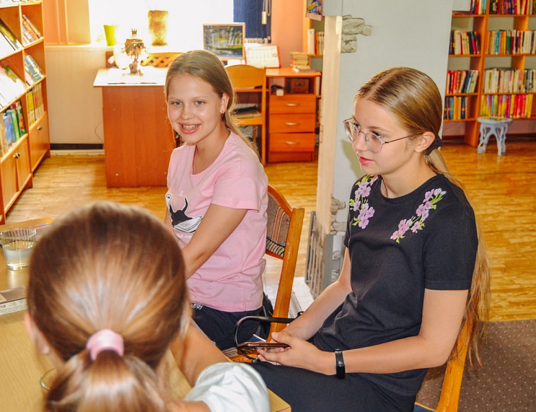 «Детектив идёт по следу»: июльская встреча в клубе для читающих подростков «КЛЮЧ»