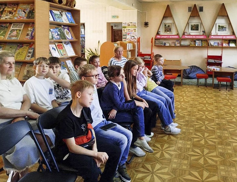 В единстве народа — сила страны. Патриотический час в детском отделе