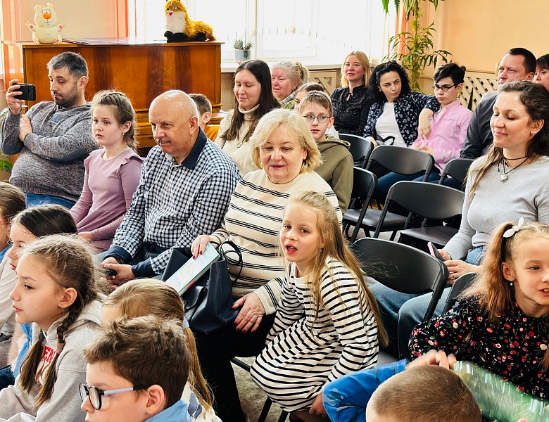 С книгой весело шагать