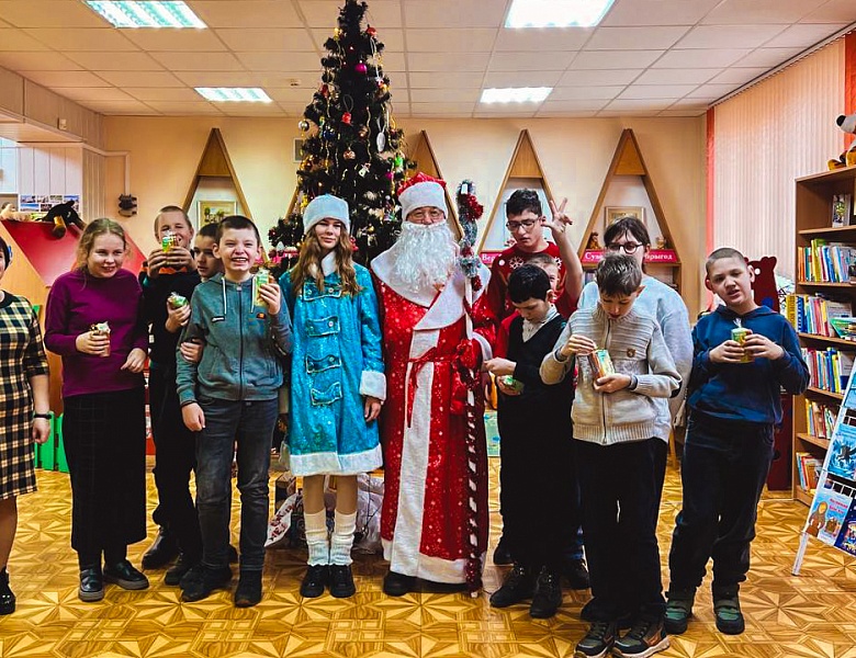 Новогоднее чудо в библиотеке: Проект «Спасательный круг» подарил детям 