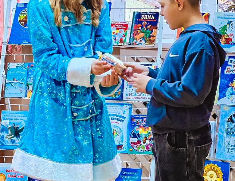 Новогоднее чудо в библиотеке: Проект «Спасательный круг» подарил детям 