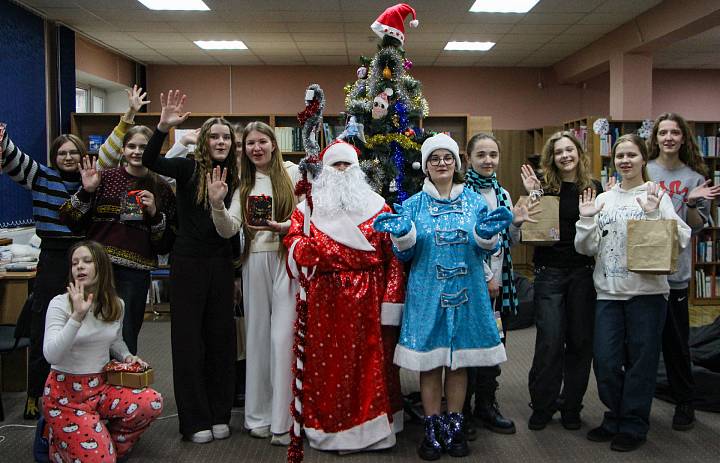 НОВОГОДНИЙ ПРАЗДНИК В БИБЛИОТЕКЕ 