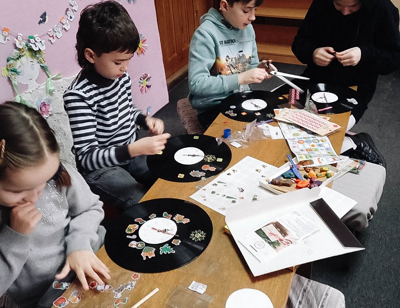 Новогодние часики: занятие в Школе маленьких волшебников