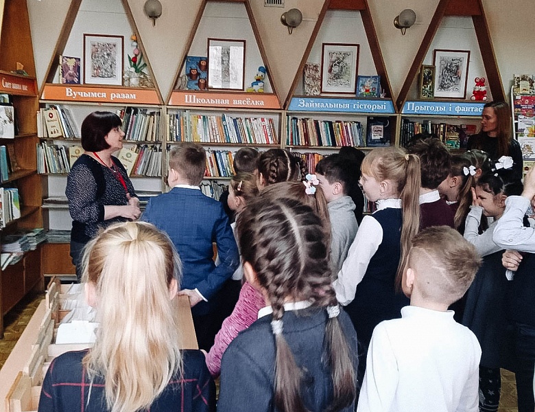 Занятие в литературно-образовательном клубе «Ліхтарык”