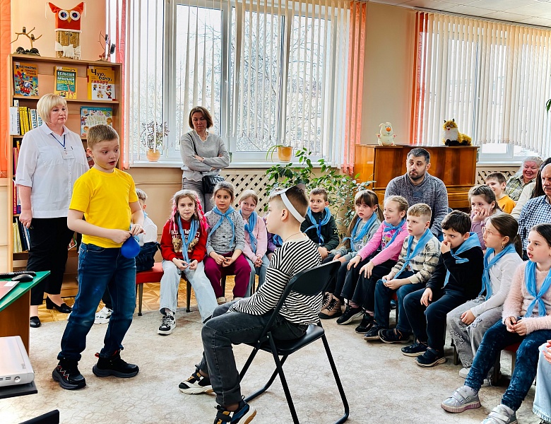 С книгой весело шагать