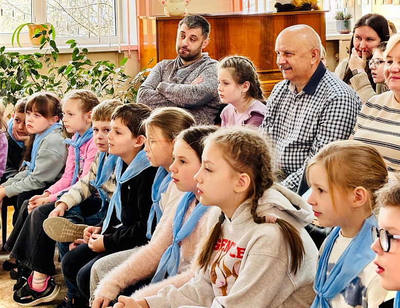 С книгой весело шагать