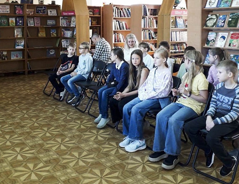 В единстве народа — сила страны. Патриотический час в детском отделе