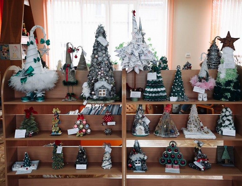 Выставка новогодних ёлок
