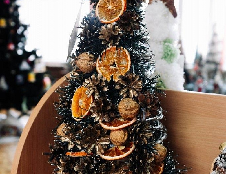 Выставка новогодних ёлок