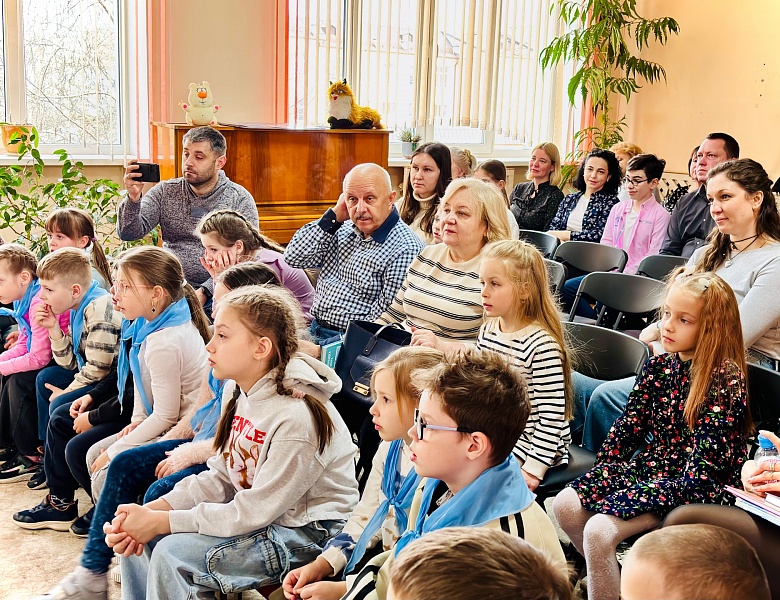 С книгой весело шагать